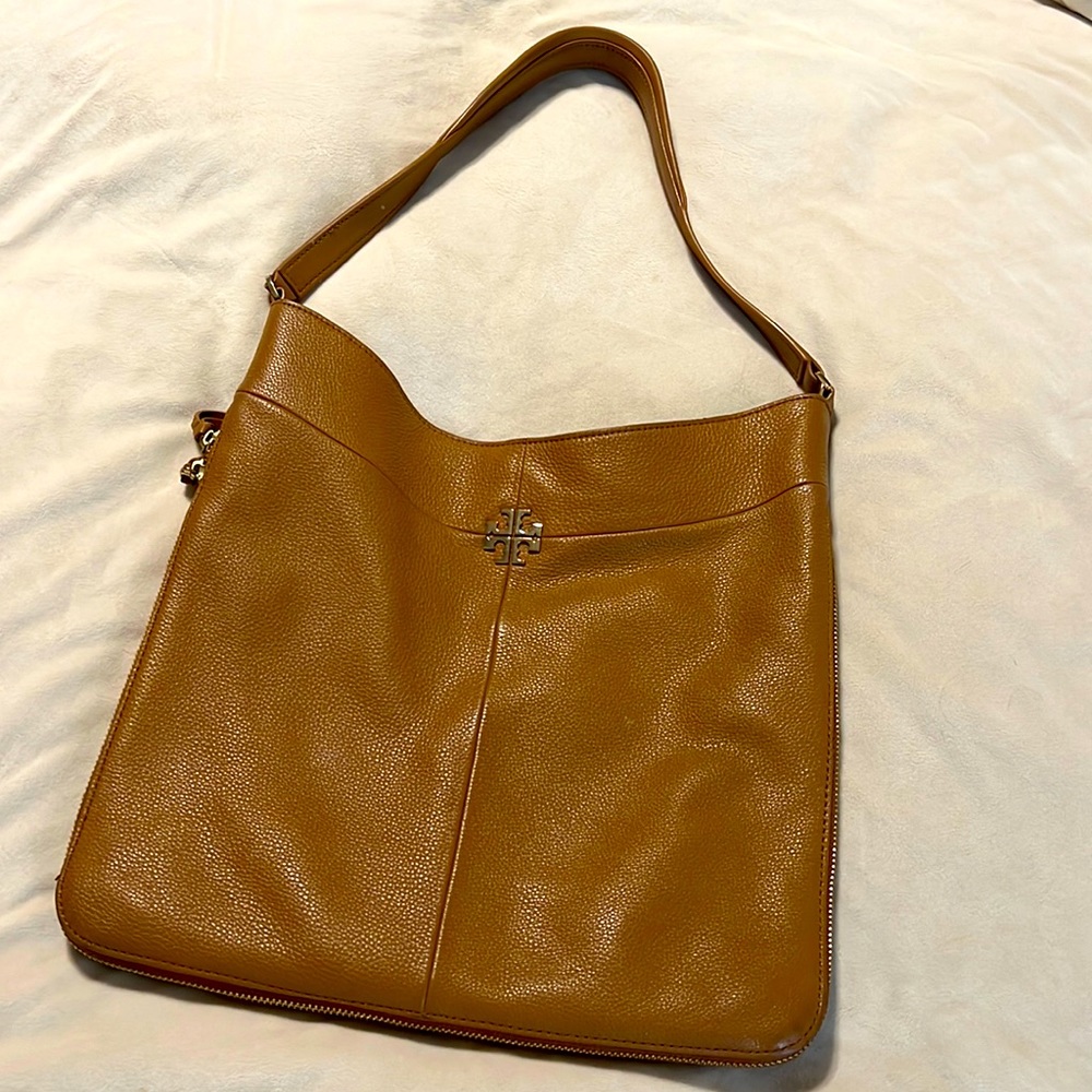 This Tory Burch hobo shoulder bag is like new!
